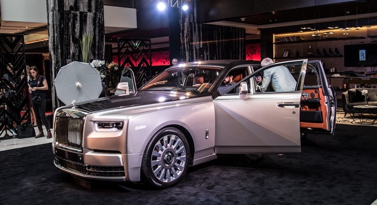 Rolls Royce Phantom VIII design innovant calandre imposante intérieur luxueux
