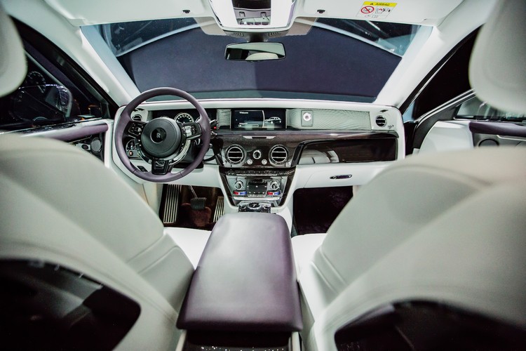 Rolls Royce Phantom VIII enfin dévoilée modele imposant silencieux design épuré limousine luxe