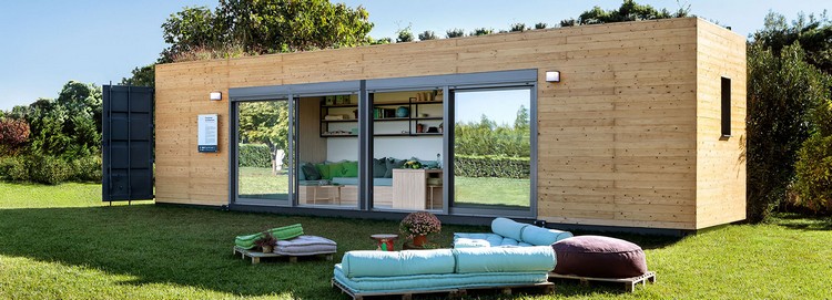 baies vitrées coulissantes façade bardage bois clair mobilier extérieur design matelas coco-mat toit végétalisé maison conteneur
