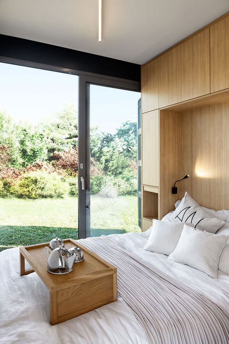 baies vitrées coulissantes idée aménagement conteneur maritime maison pratique design intérieur bois chambre matelas coco-mat