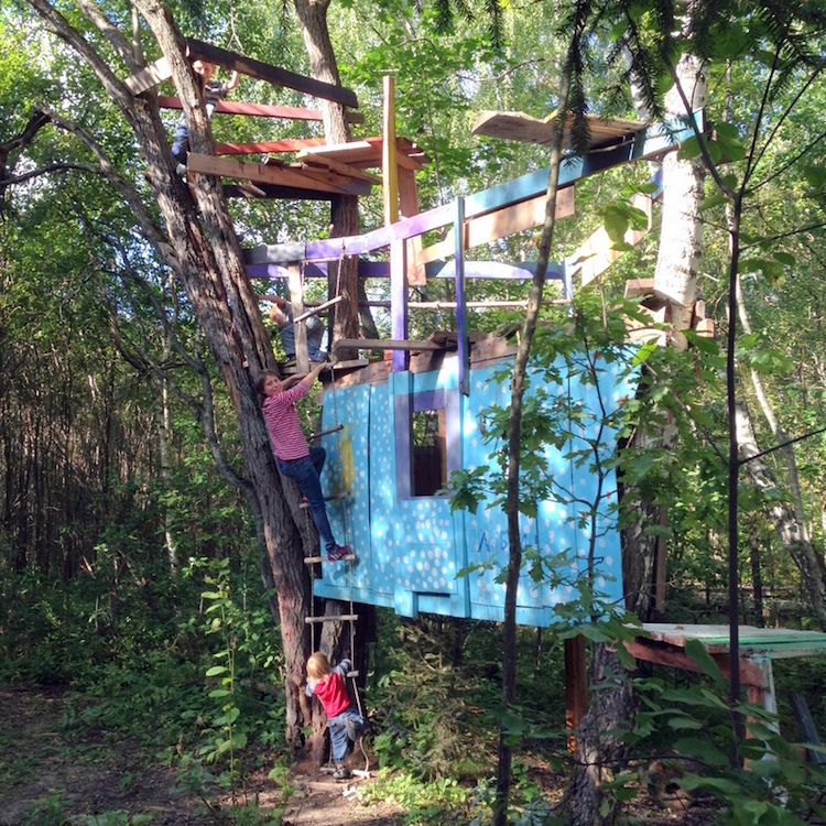 cabane dans les arbres aire jeux enfants