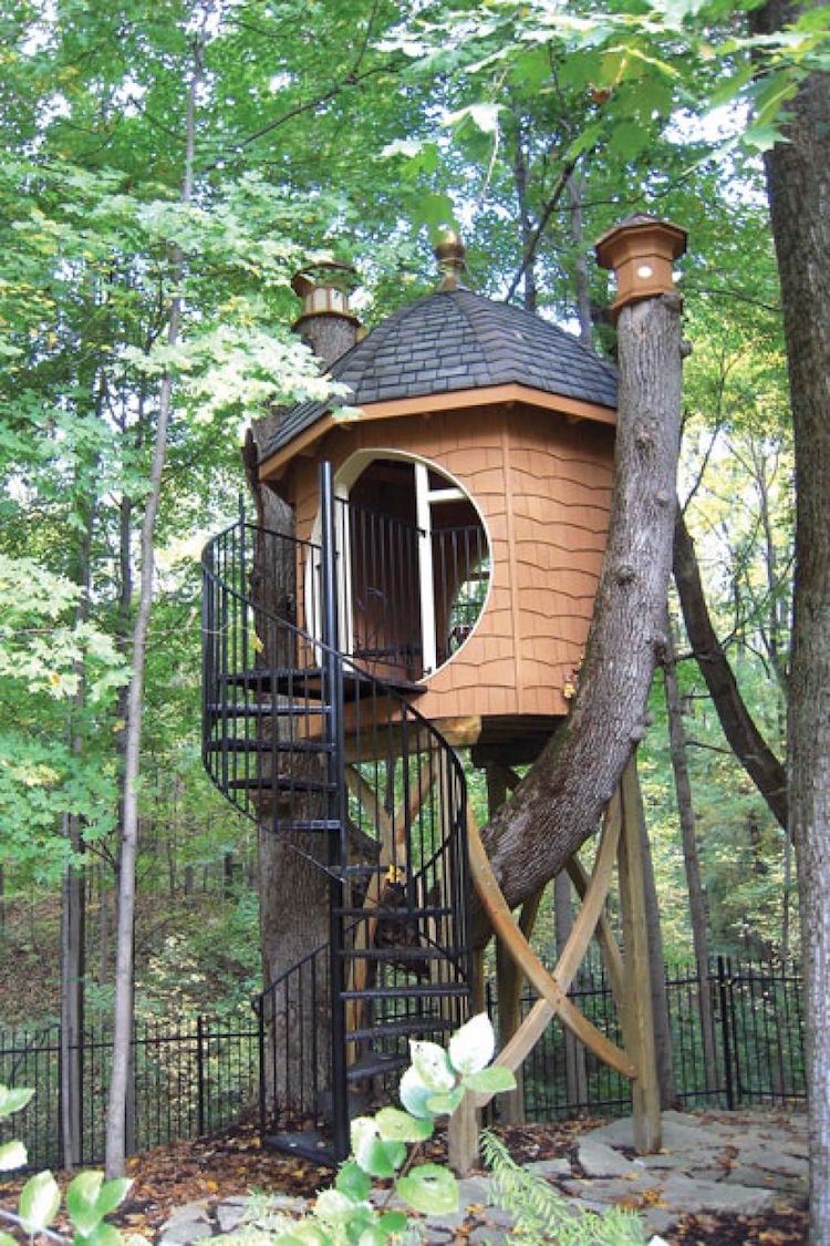 cabane dans les arbres design insolite escalier tournant metal