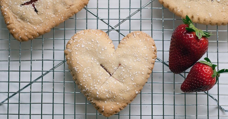 cadeau Saint Valentin DIY à déguster- tourtes aux fraises en forme de coeurs
