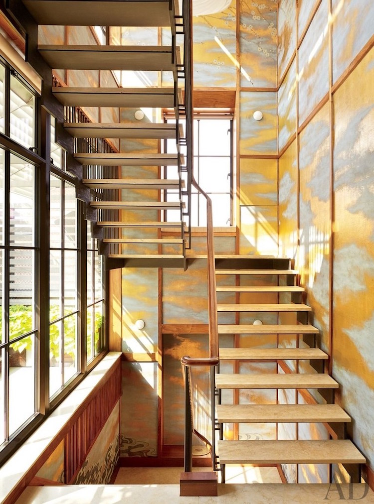 cage d'escalier intérieur effet corrodé marches en bois