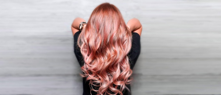 cheveux roses coloration rose gold balayage