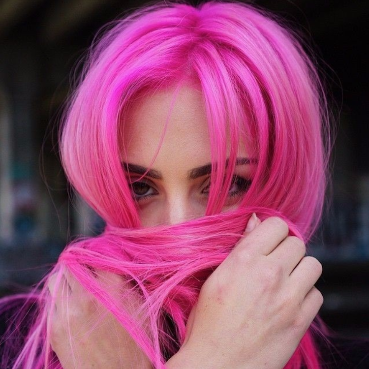 cheveux roses teinte rose fluo