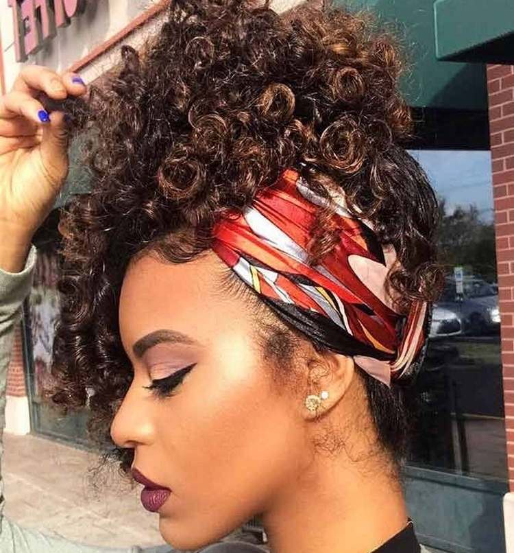 coiffure pour cheveux bouclés avec accessoire bandana cheveux look femme afro original