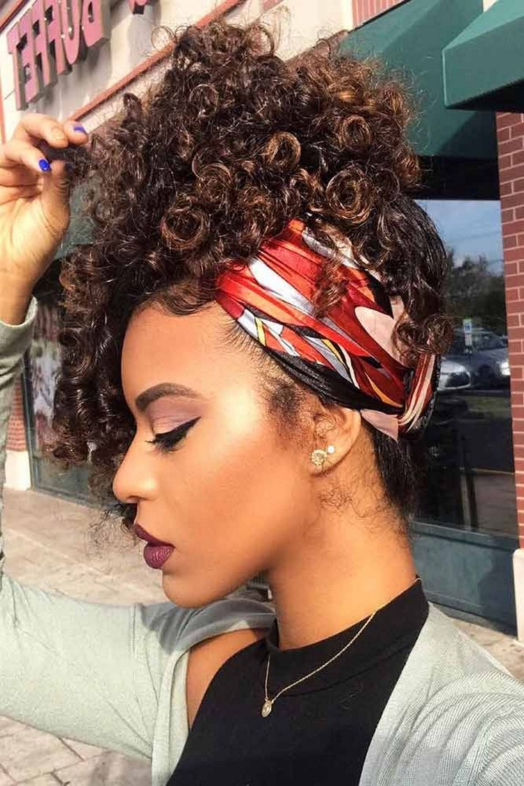 coiffure pour cheveux bouclés avec accessoire bandana cheveux look femme afro original
