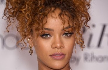 coiffure pour cheveux bouclés comme Rihanna queue cheval haute ondulée style rétro-chic