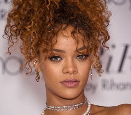 coiffure pour cheveux bouclés comme Rihanna queue cheval haute ondulée style rétro-chic