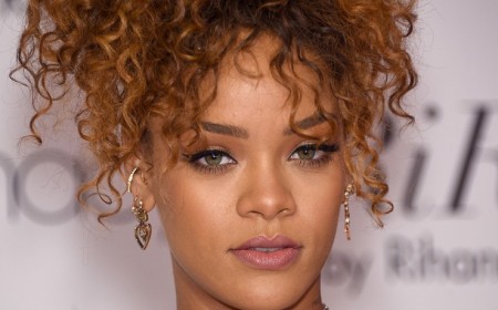 coiffure pour cheveux bouclés comme Rihanna queue cheval haute ondulée style rétro-chic