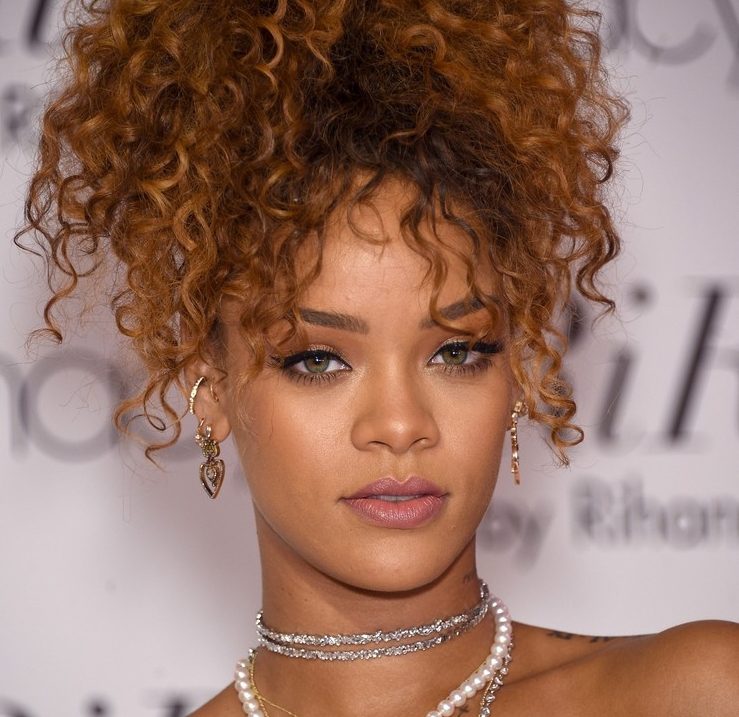 coiffure pour cheveux bouclés comme Rihanna queue cheval haute ondulée style rétro-chic