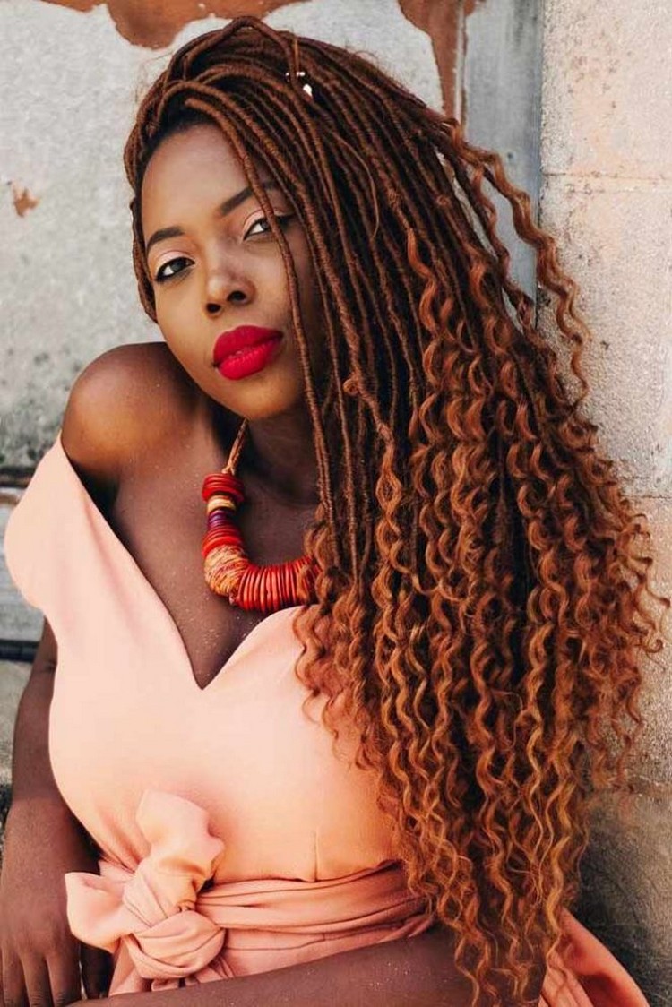 coiffure pour cheveux bouclés idées nouvelles tendances capillaires femmes chevelure afro frisée idée tresses africaines modernes