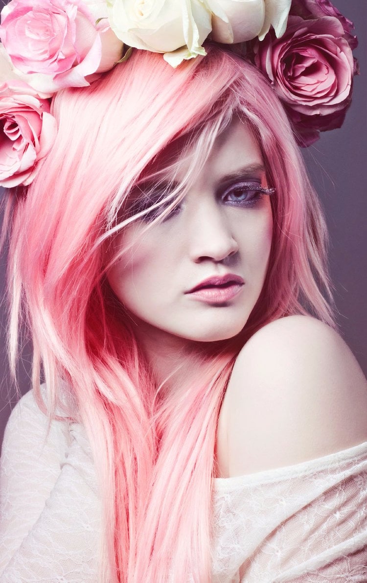 coloration rose pastel cheveux blonds peau claire