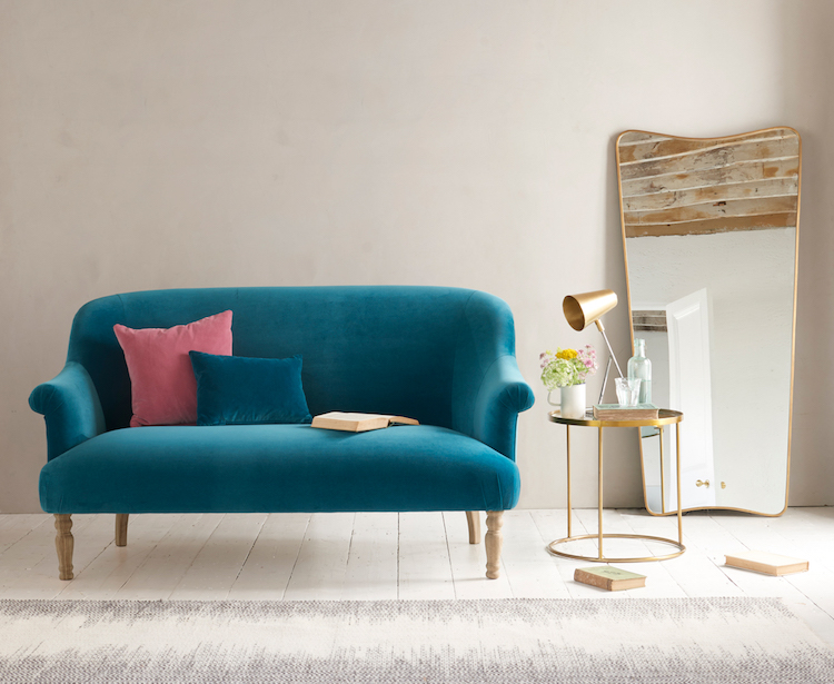 comment choisir son petit canapé - sofa tapissé de velours bleu canard