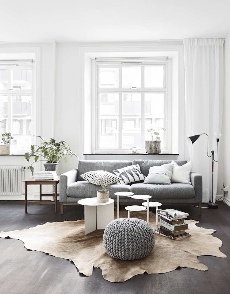 comment choisir une table basse pour salon style scandinave tapis peau bete canape gris