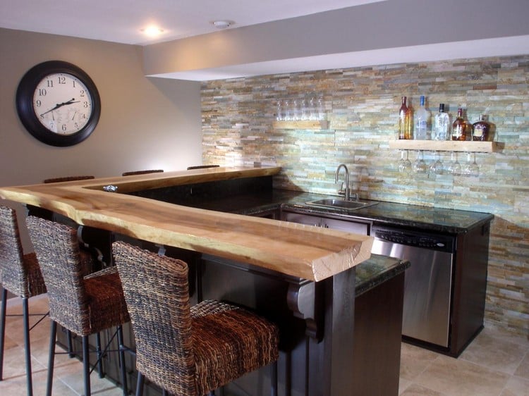 comptoir de cuisine bois brut bois massif idée aménagement bar souterrain