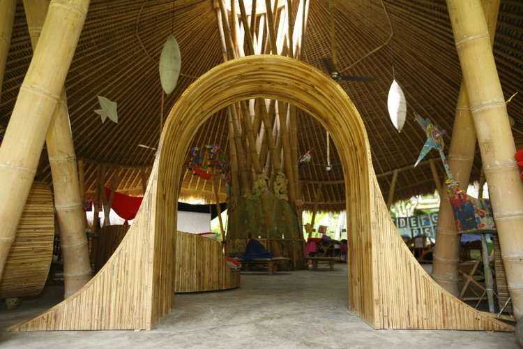 construction en bambou entrée de l'école