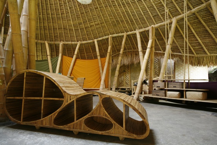 construction en bambou école écologique à Bali