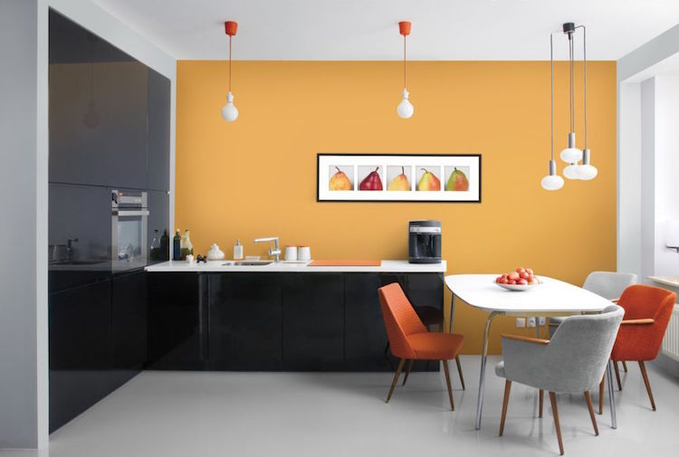 couleur cuisine orange doux placards noir laque
