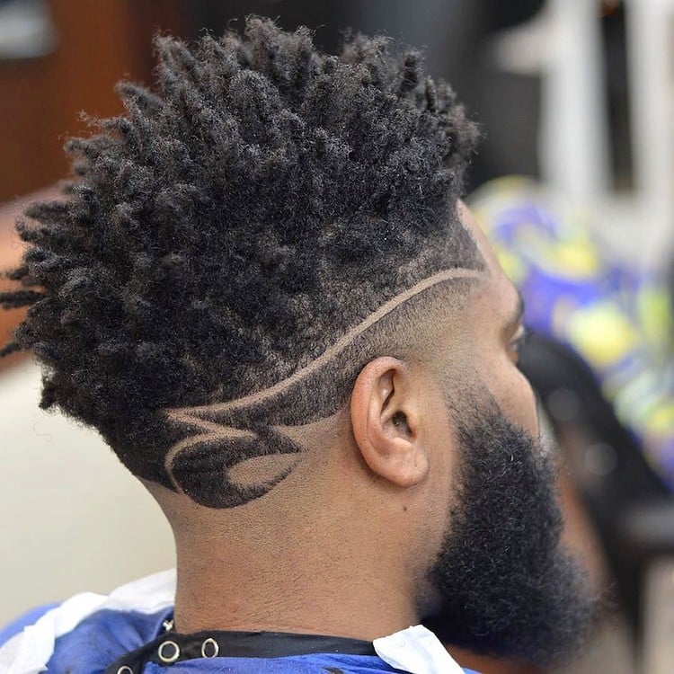 coupe de cheveux homme tendance afro fade moderne côté rasé déconnecté barbe longue