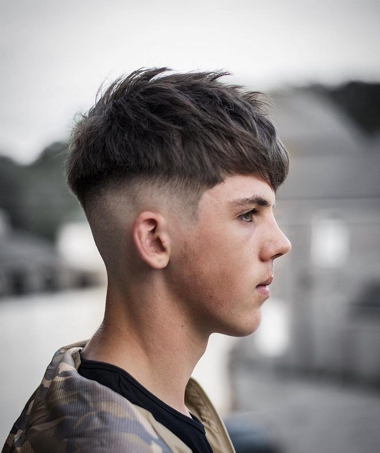 coupe de cheveux homme tendance courte meche effet naturel fade moderne idée coiffure adolescent