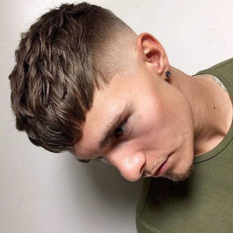 coupe de cheveux homme tendance courte style capillaire moderne boule sans barbe