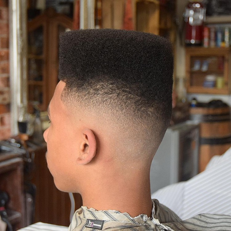 coupe de cheveux homme tendance idée coiffure adolescent fade moderne cheveux afro frisés garçon