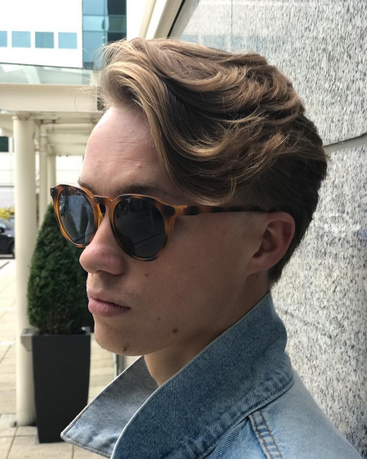 coupe de cheveux homme tendance look hipster adolescent visage glabre tendances capillaires 2018