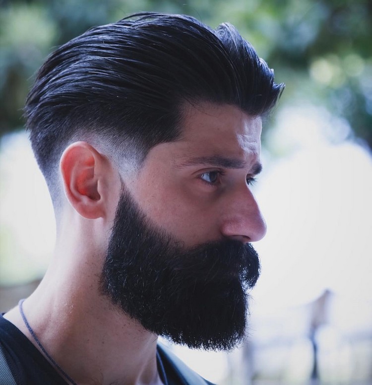 coupe de cheveux homme tendance look hipster revisité 2018 barbe longue maintenue mèche longue crêpée