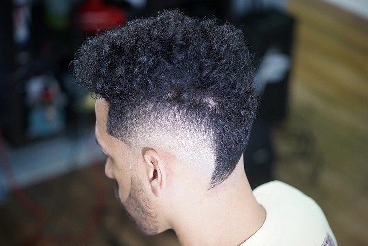 coupe de cheveux homme tendance mèche longue côté rasé fade