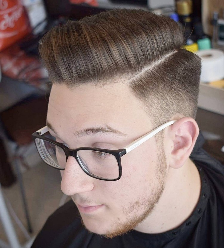 coupe de cheveux homme tendance raie côté style rockabilly pompadour moderne