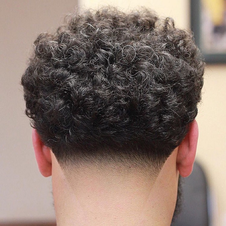 coupe de cheveux homme tendance undercut moderne chevelure afro bouclée