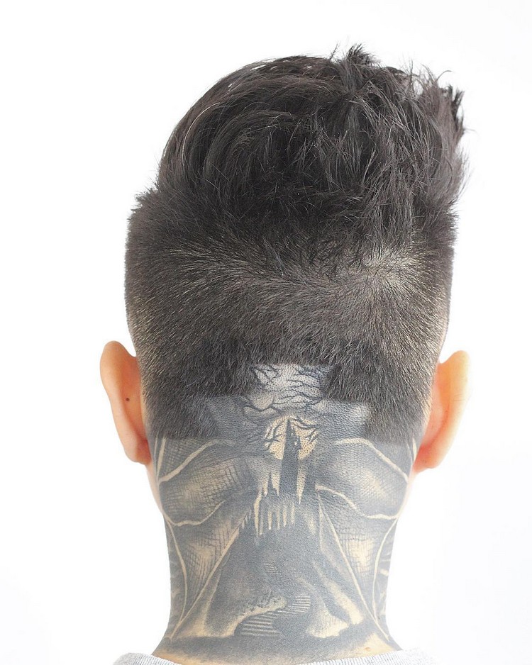coupe de cheveux homme tendance undercut moderne idée tatouage