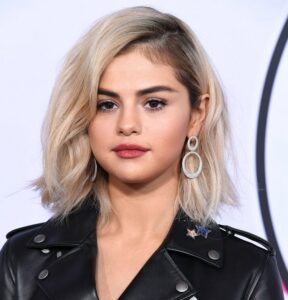coupe dégradée femme Selena Gomez carré long blond frange