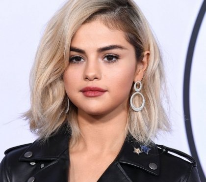 coupe dégradée femme Selena Gomez carré long blond frange