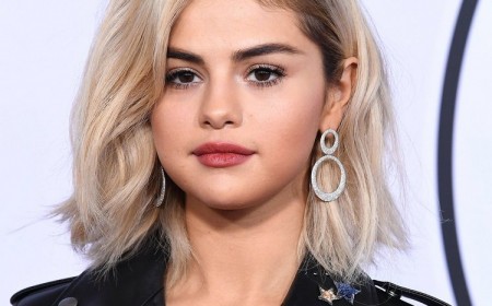 coupe dégradée femme Selena Gomez carré long blond frange