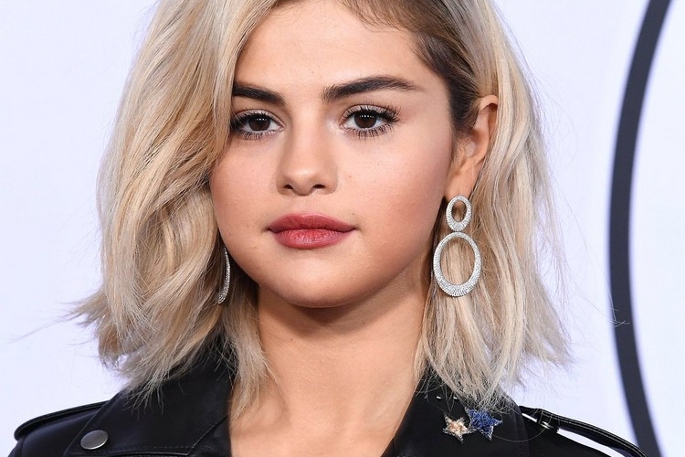coupe dégradée femme Selena Gomez carré long blond frange