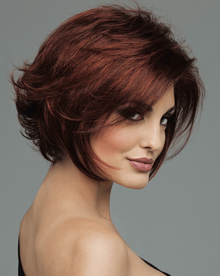 coupe dégradée femme carré bob moderne chevelure rouge flamboyante