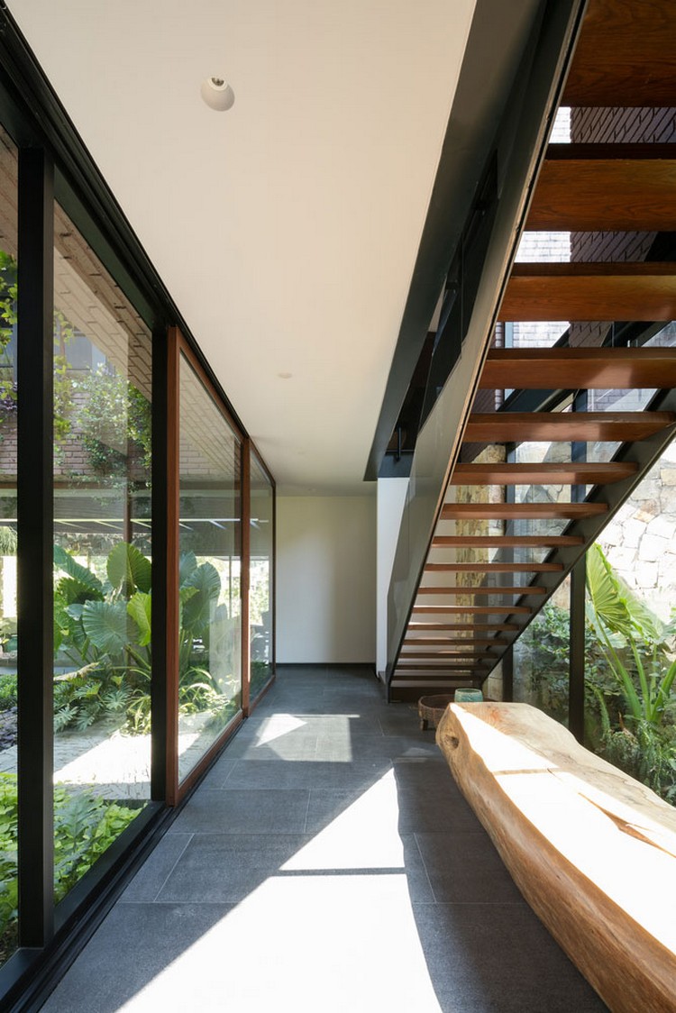 cour intérieure escalier en bois baies vitrées