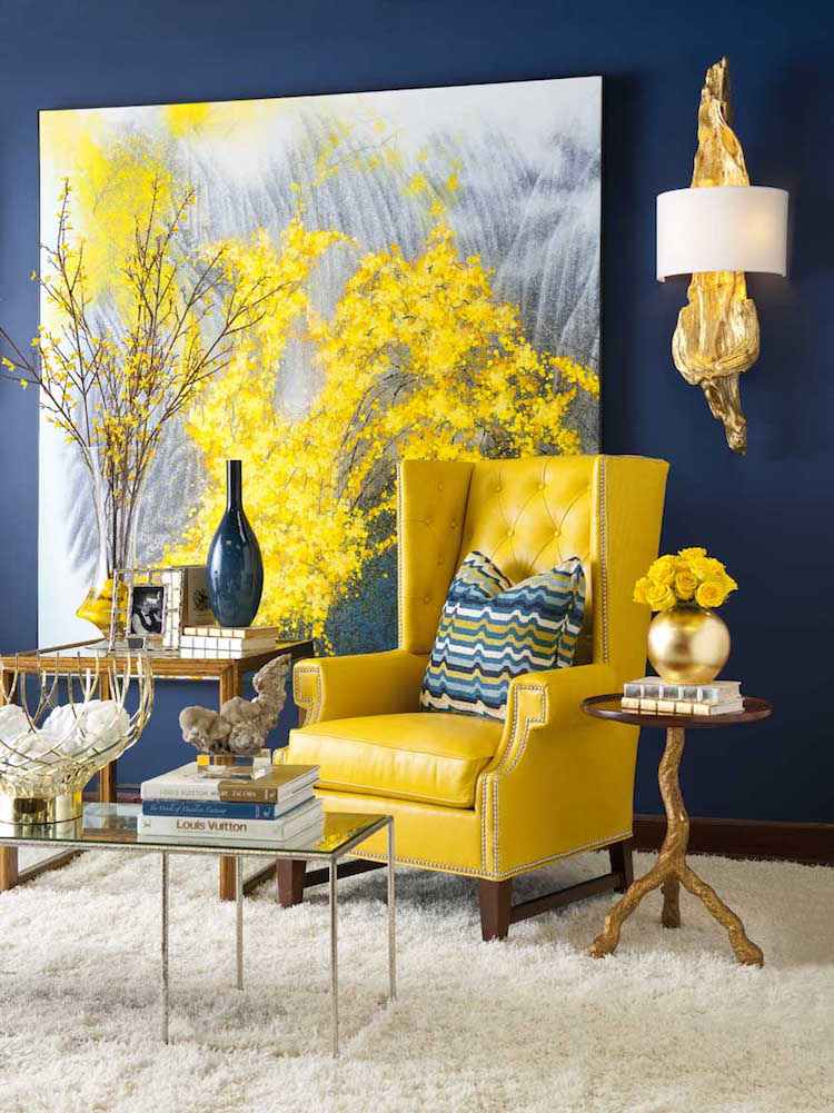 deco jaune curry fauteuil capitonne jaune curry peinture murale bleu marine