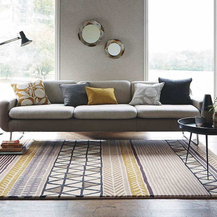 deco jaune curry salon gris moderne tapis motifs coussins motifs