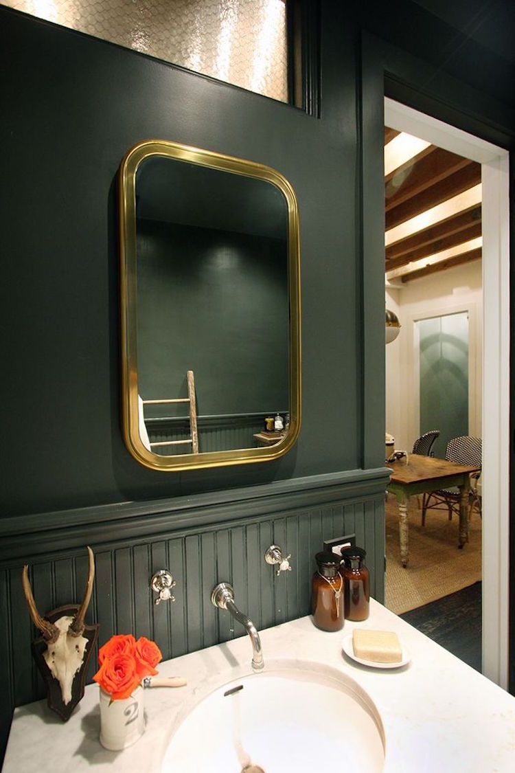 design de la salle de bain rétro peinture murale vert foncé