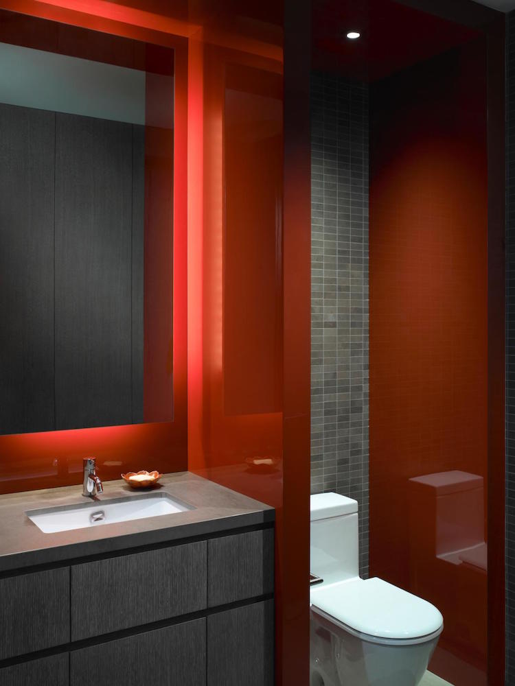 design salle de bain avec WC rouge et grise avec éclairage indirect