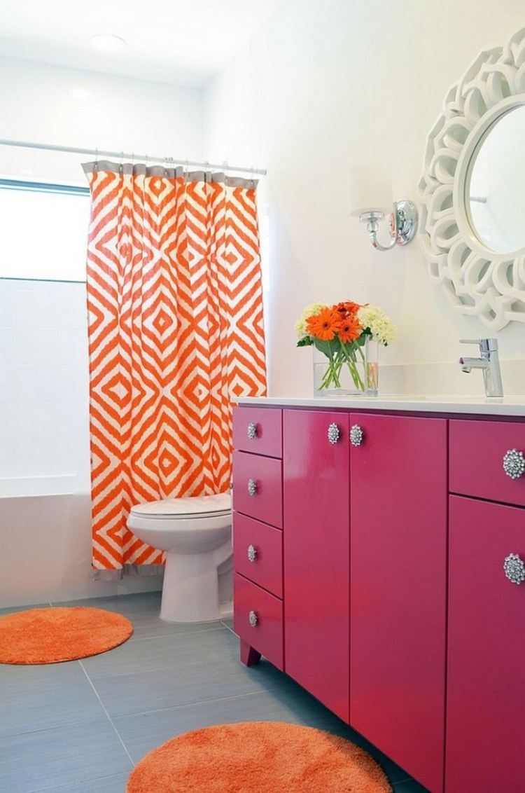 design salle de bain blanche et orange meuble lavabo magenta