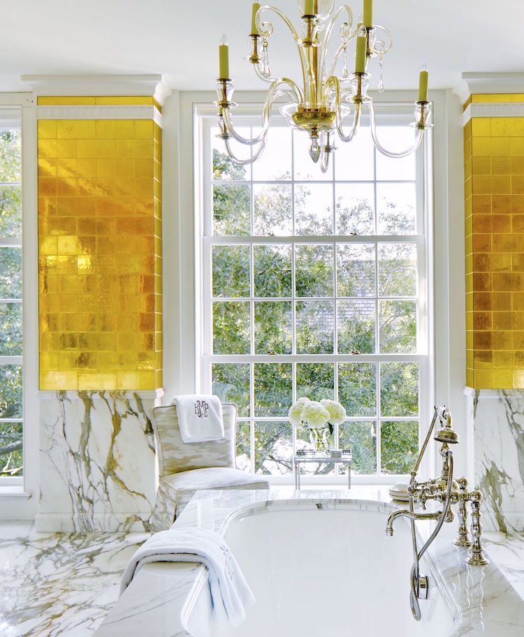 design salle de bain de luxe en marbre blanc et accents dorés