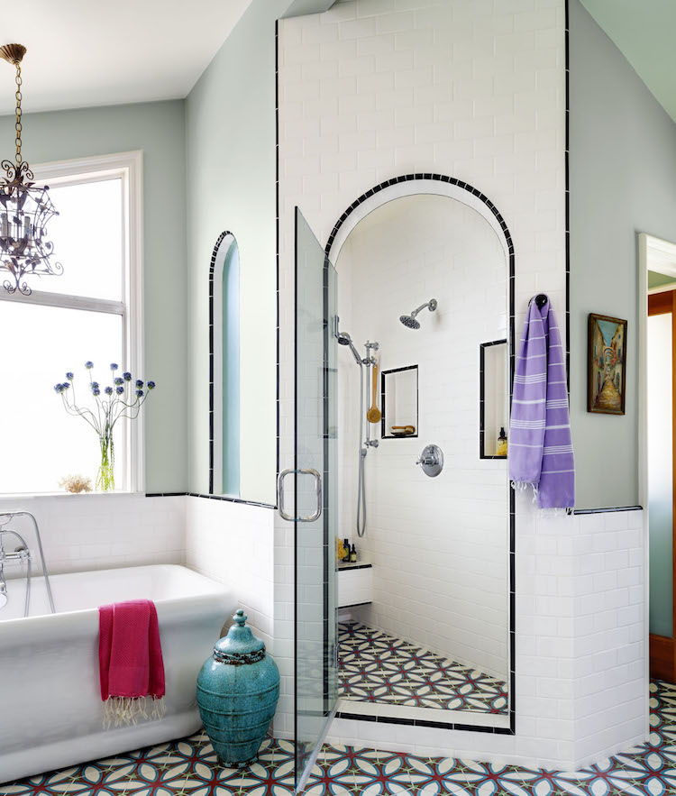 design salle de bain exotique accents multicolores sur fond blanc