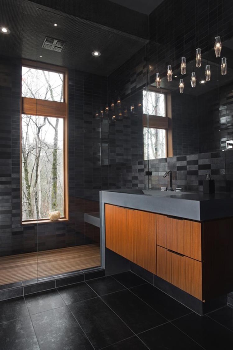 design salle de bain luxueux en noir anthracite et bois foncé