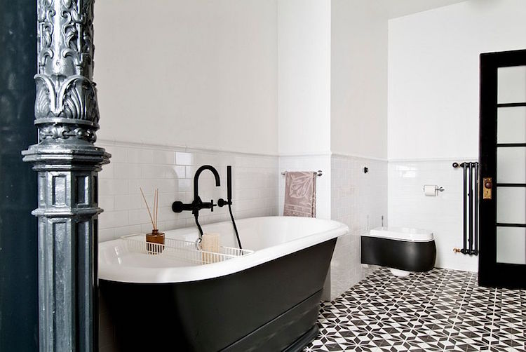 design salle de bain noir et blanc carreaux de ciment et colonne