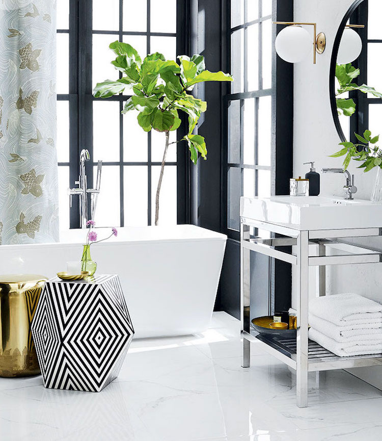 design salle de bain noir et blanc chic plante verte et tabourets